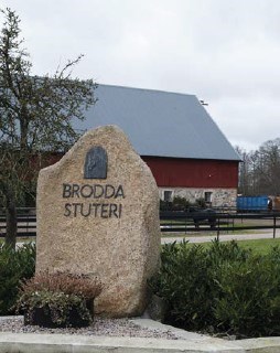 Brodda stuteri föder upp travhästar i Skåne
